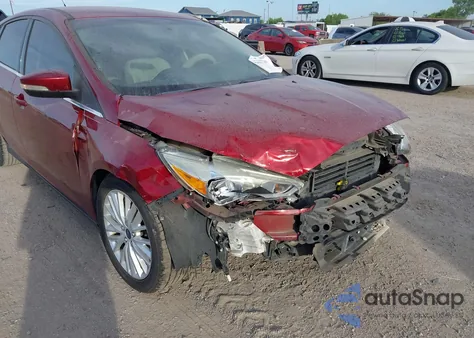 2016 Ford Focus Titanium z USA, uszkodzony, nr VIN 1FADP3N27GL256143